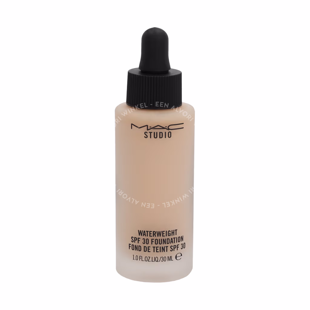 Mac MAC Studio Waterweight Foundation SPF30 — NC15